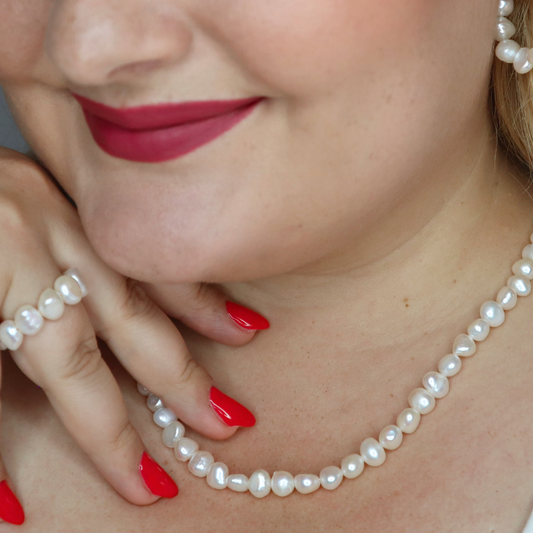 Elegant Necklace with Pearls: A Timeless Accessory for Every Occasion