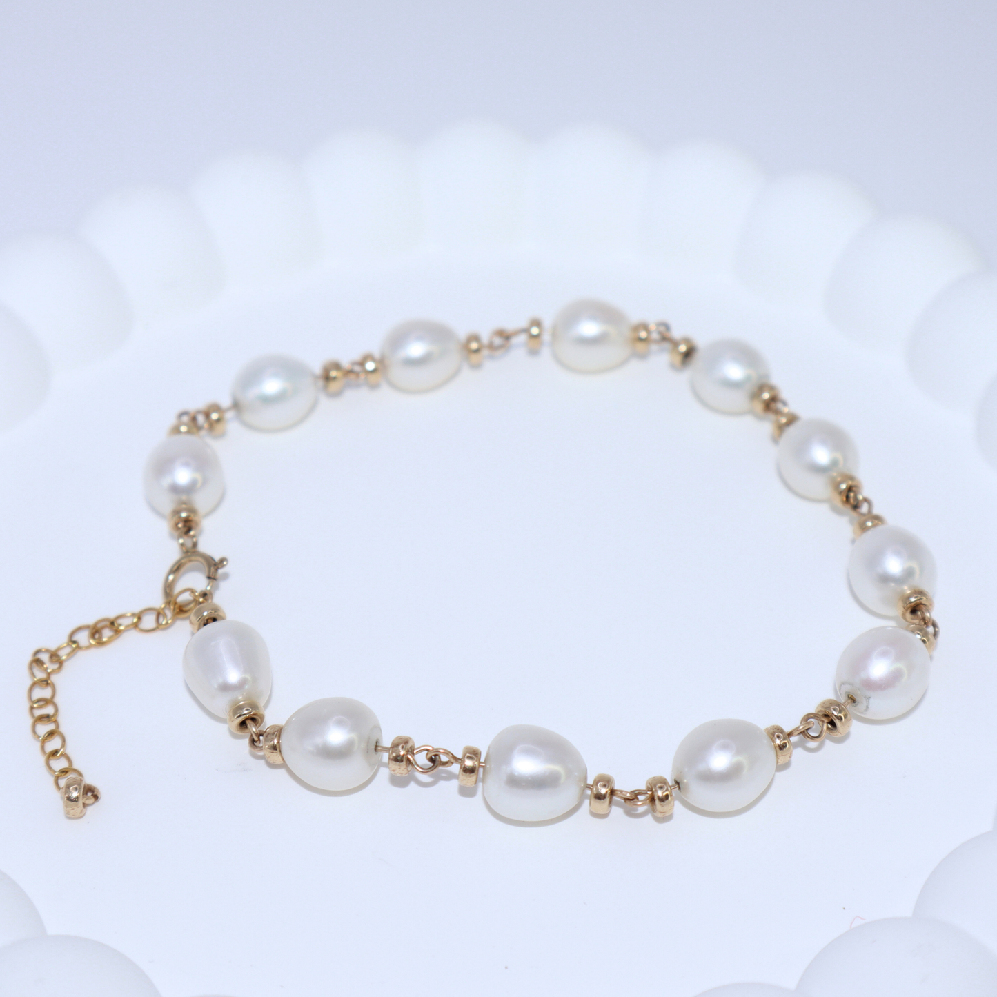 A stunning bracelet featuring lustrous white pearls and gold rondelle beads intertwined with a luxurious gold chain, perfect for any occasion.