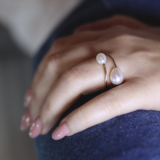 A stunning wrap pearl ring featuring two exquisite teardrop pearls, elegantly set to capture timeless beauty and sophistication.