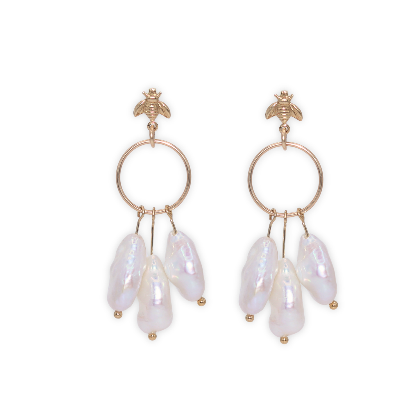 These stunning drop earrings feature a delicate dreamcatcher design, adorned with a bee stud and three luxurious baroque pearls.