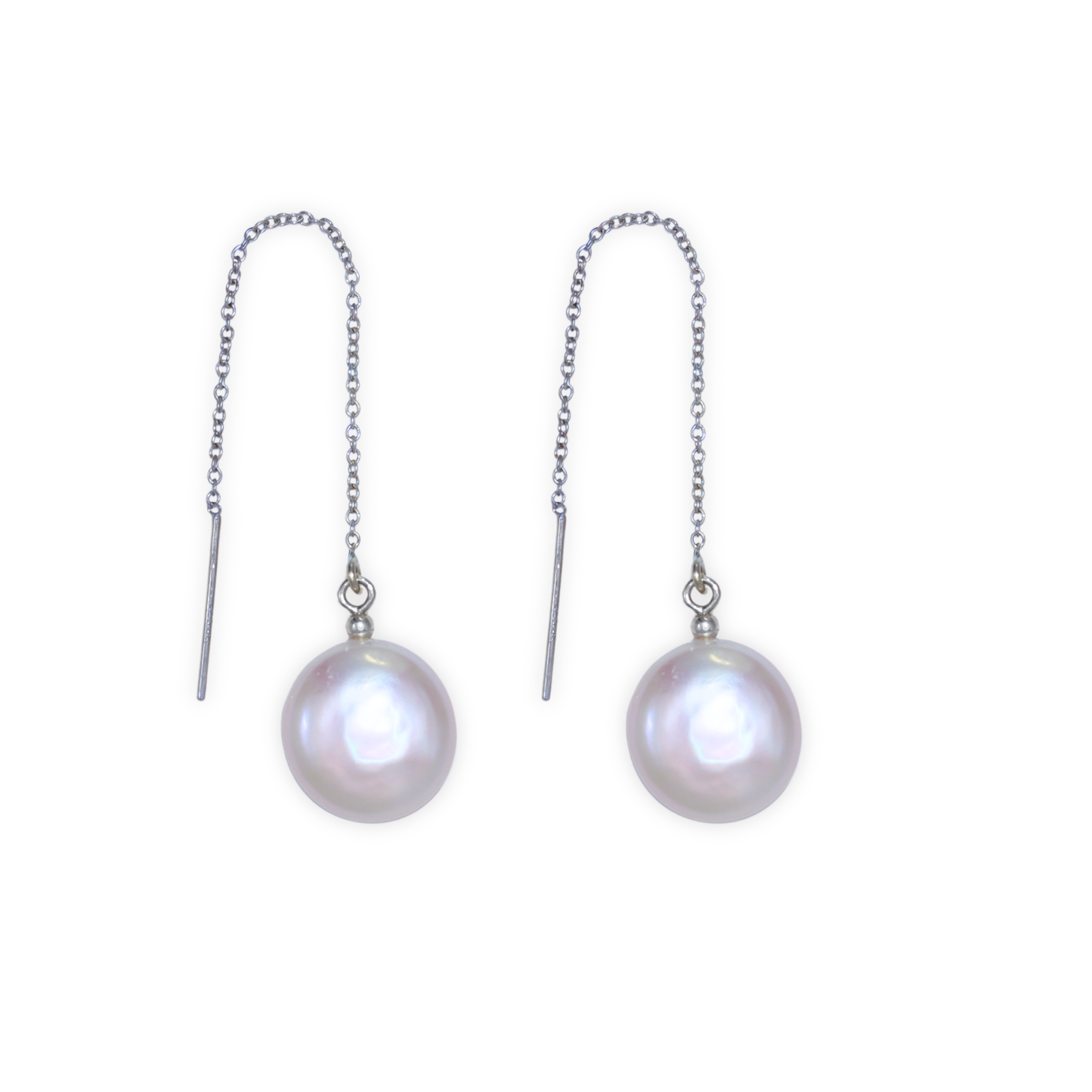 These elegant threader earrings feature a single coin pearl, bringing a touch of refinement to any outfit.