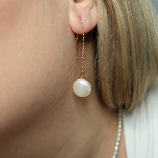 These elegant threader earrings feature a single coin pearl, bringing a touch of refinement to any outfit.