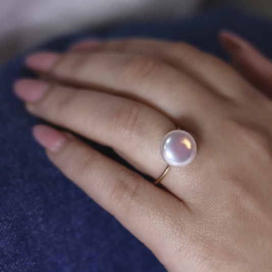 Exquisite gold pearl ring featuring a lustrous ivory coin pearl, embodying elegance and timeless beauty.
