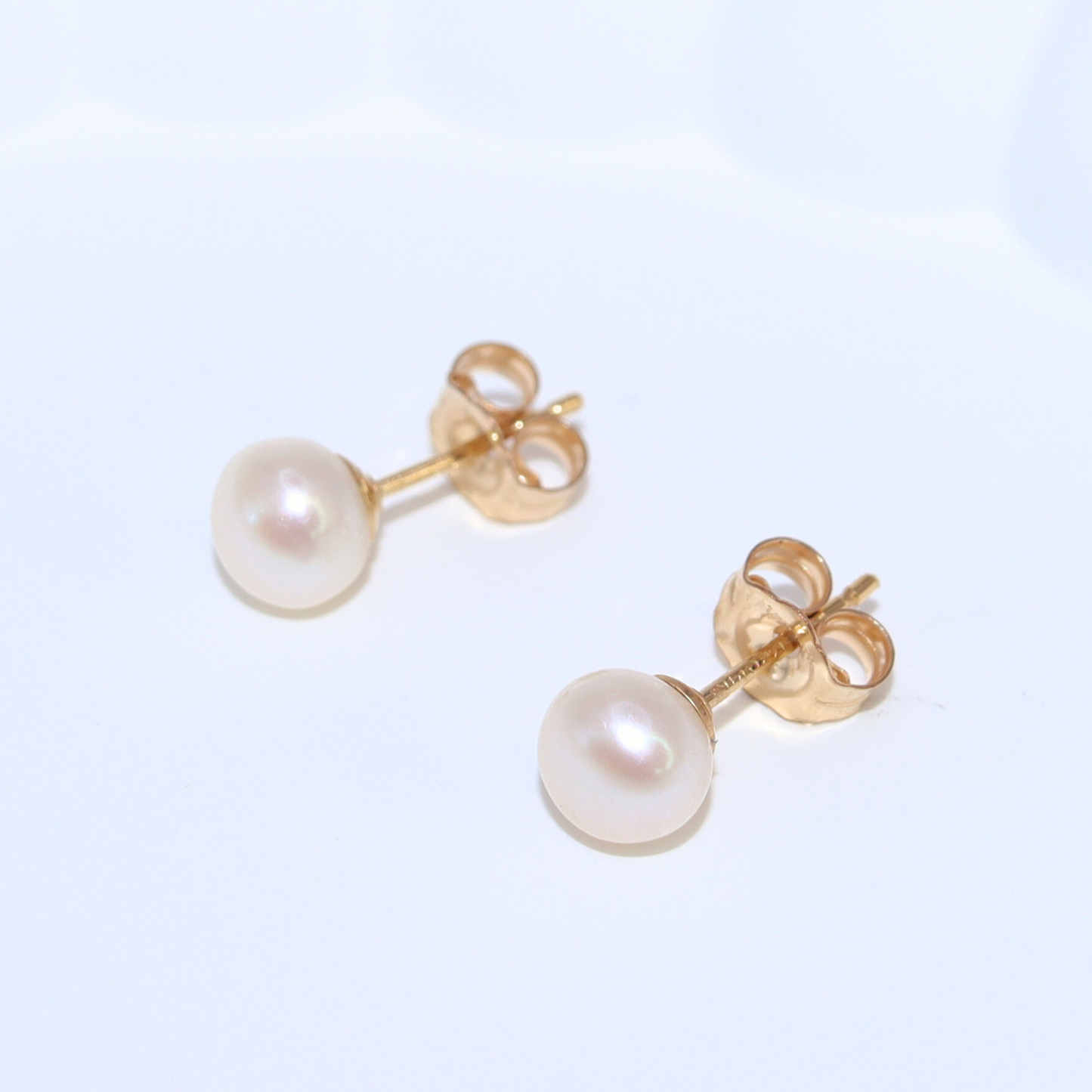 9mm pearl studs that add a touch of sophistication to any outfit