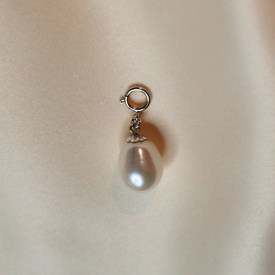 Julia Oval Pearl Charm with Clasp