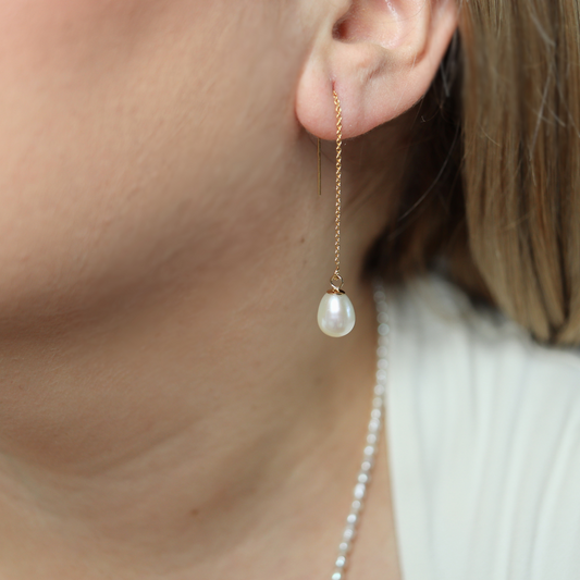 These threader earrings feature a teardrop solitaire pearl that exudes elegance and sophistication.