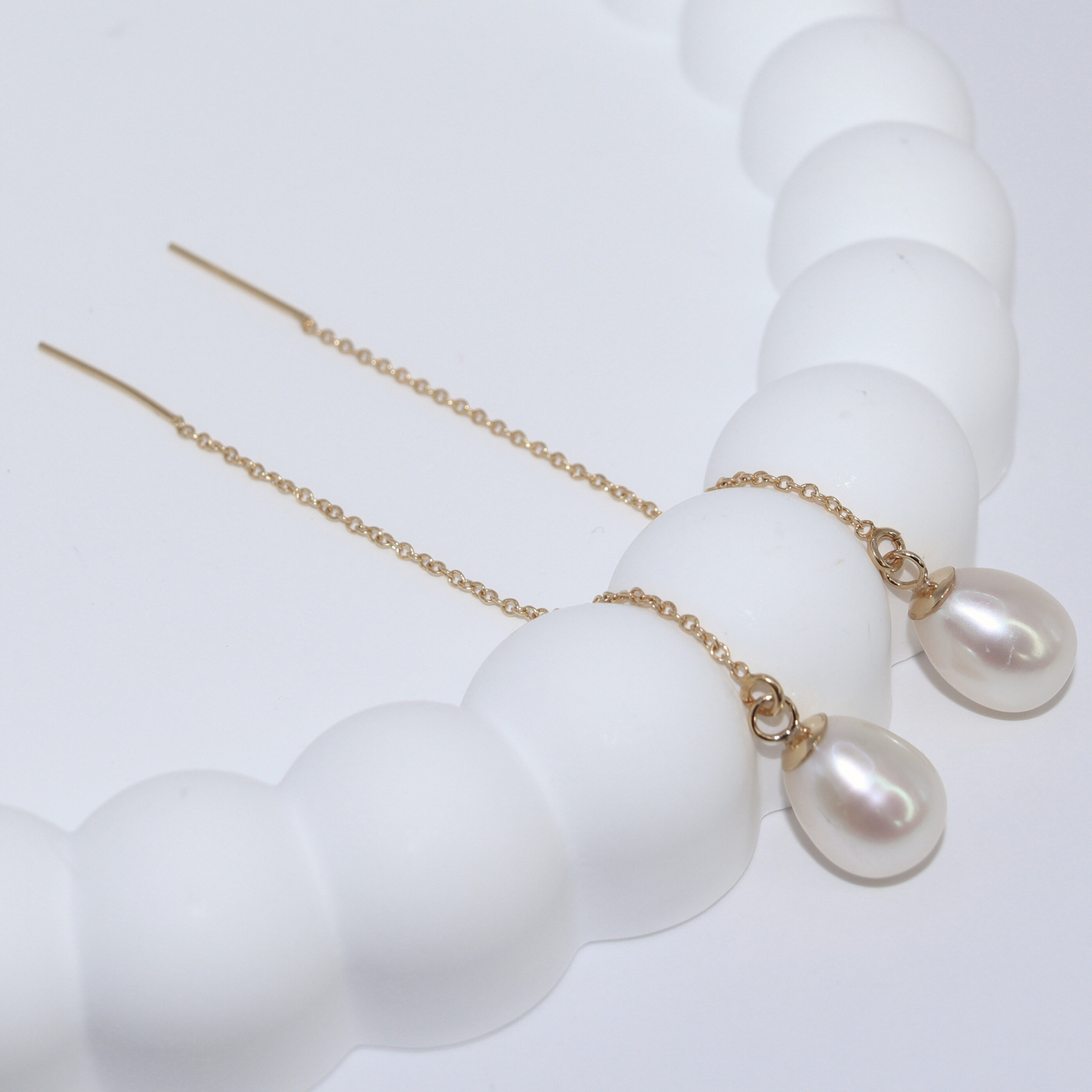These threader earrings feature a teardrop solitaire pearl that exudes elegance and sophistication.