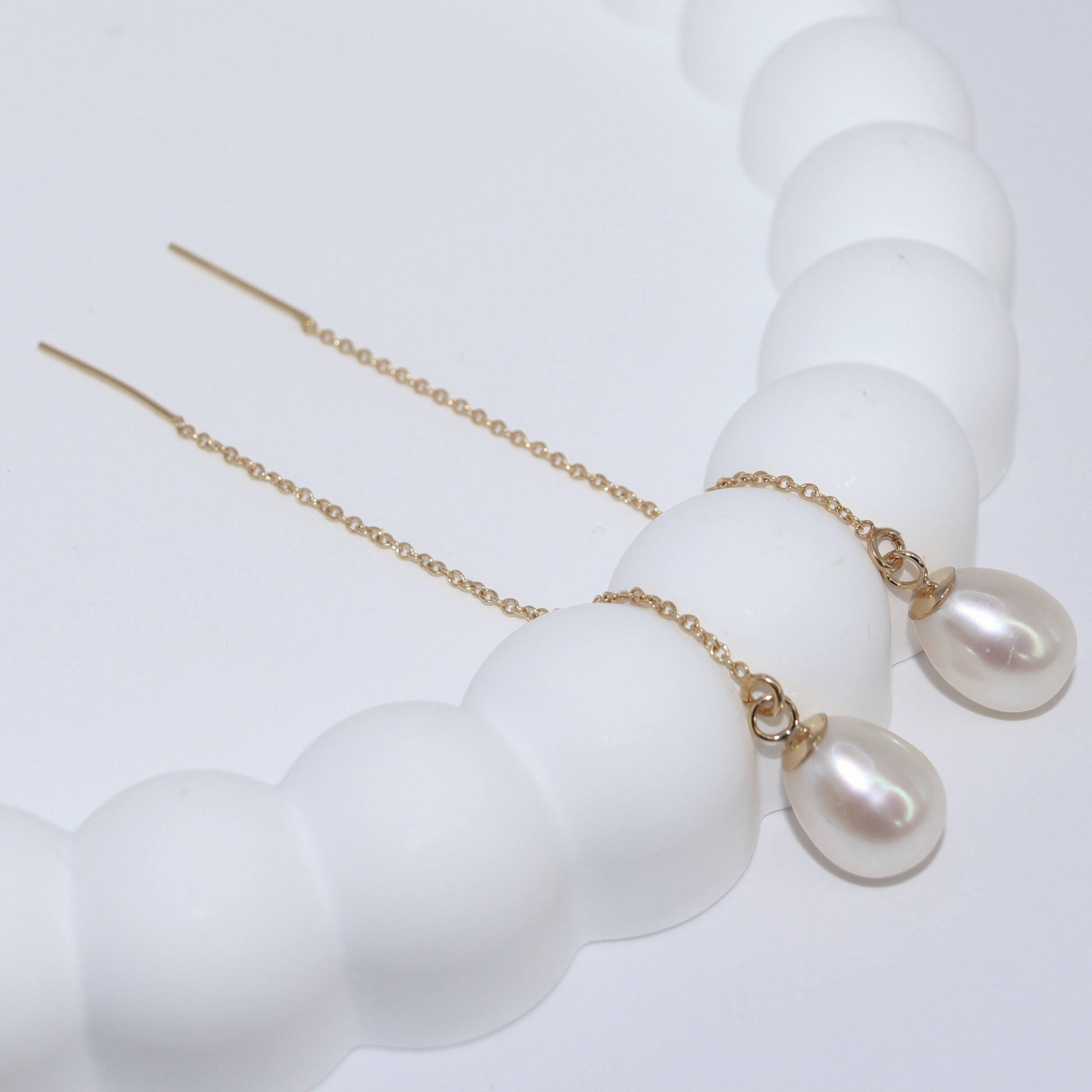 These threader earrings feature a teardrop solitaire pearl that exudes elegance and sophistication.
