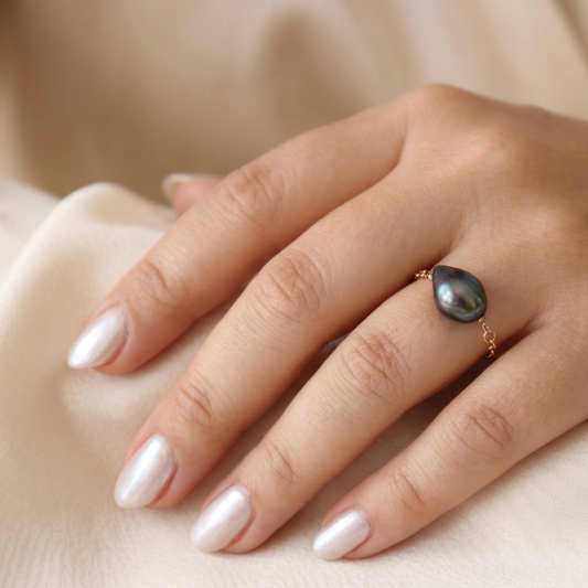 Elara Black Baroque Pearl Chain Ring