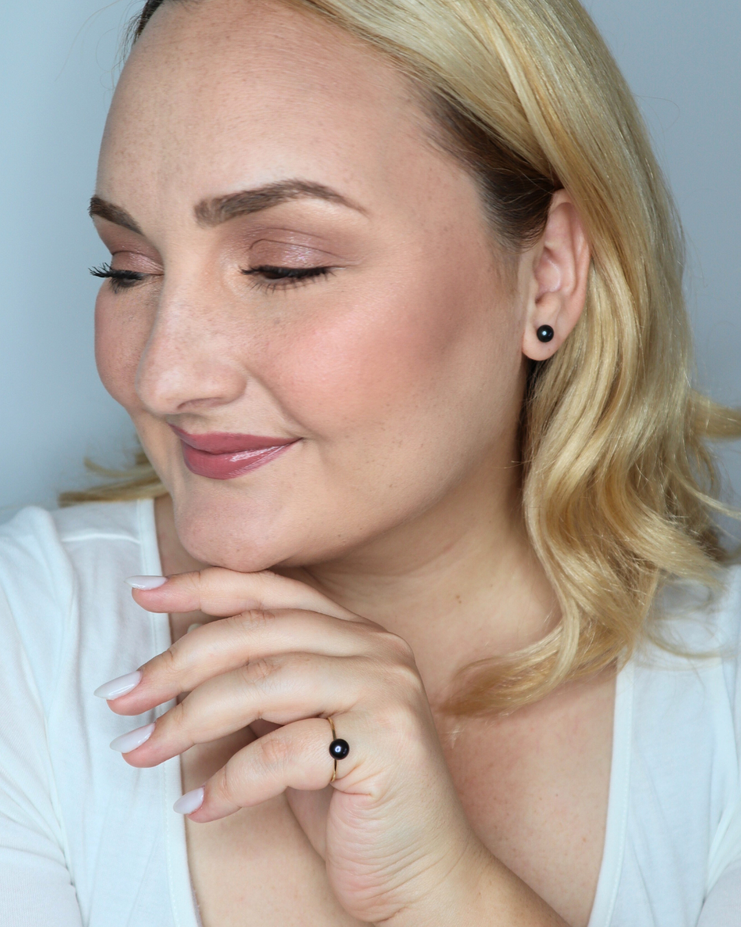 Vivi Medium (7 mm) Black Pearl Stud Earrings