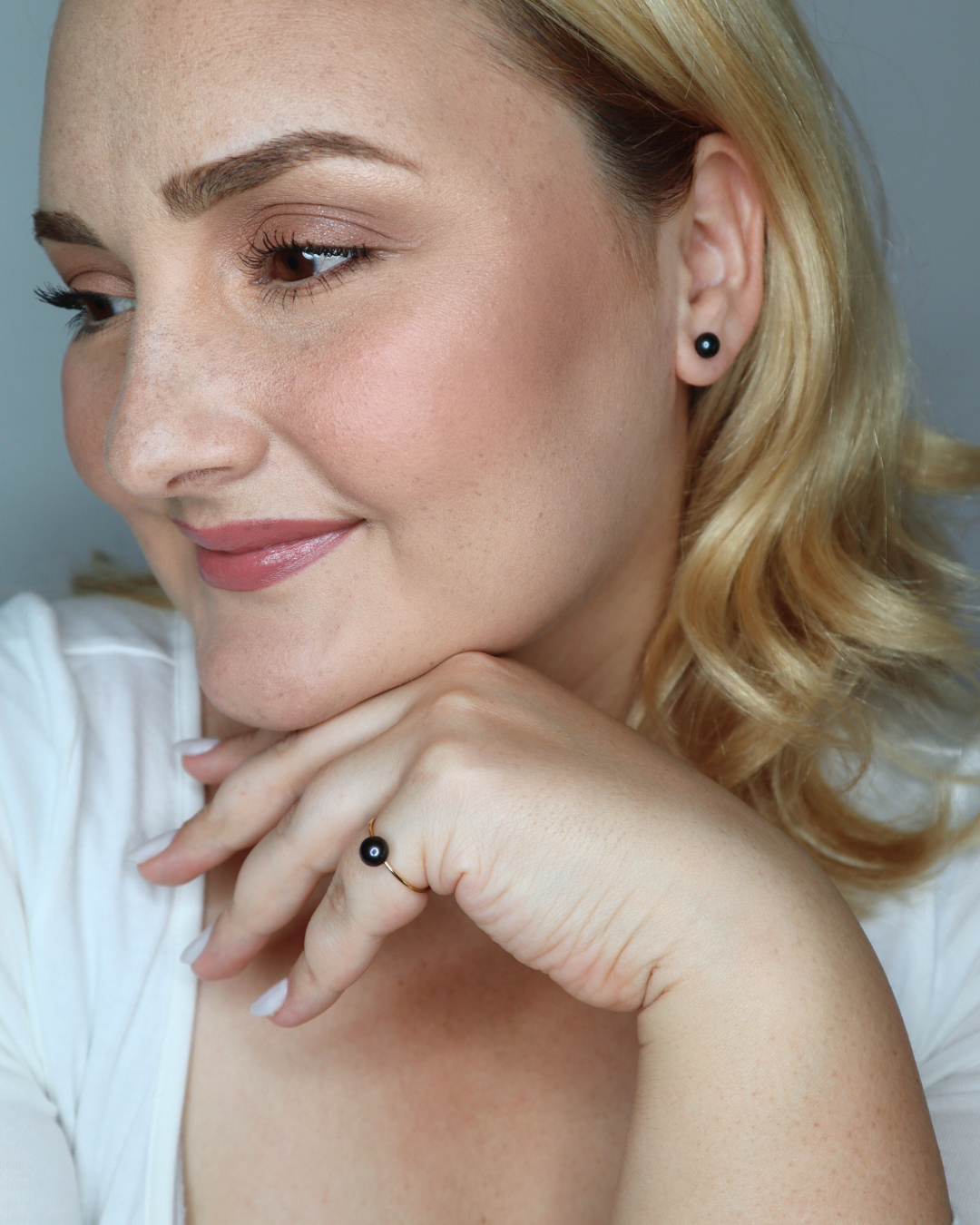 Vivi Medium (7 mm) Black Pearl Stud Earrings