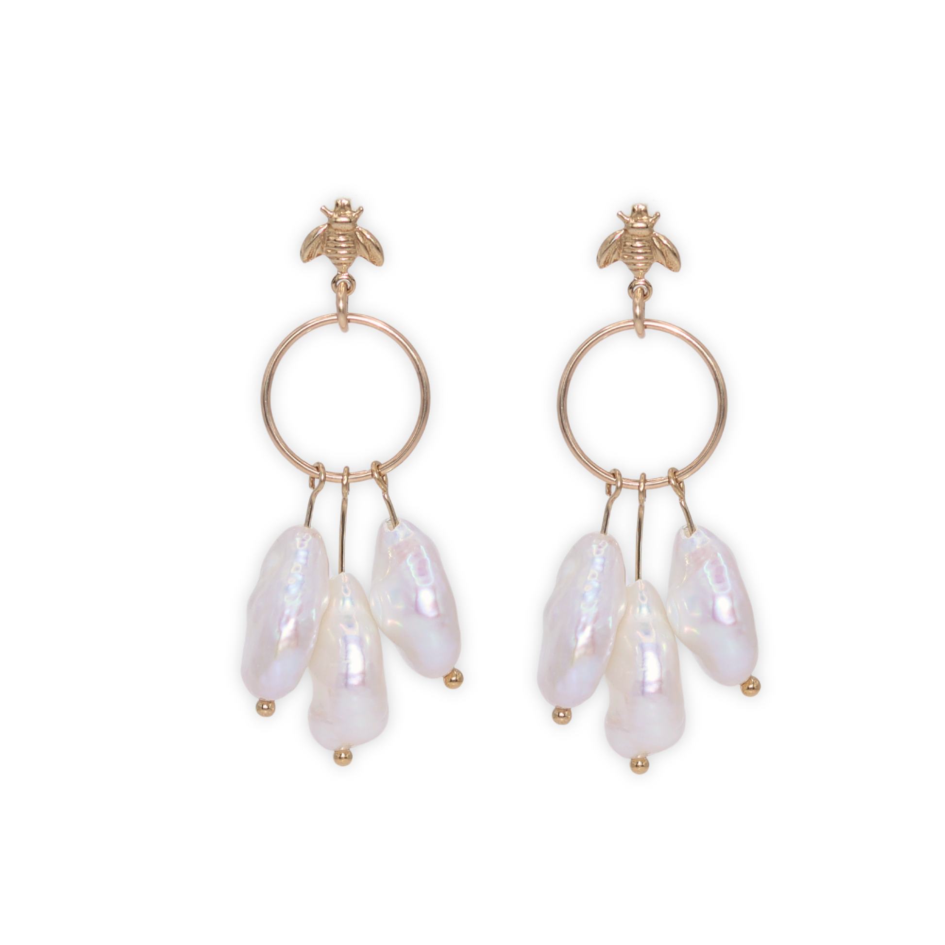 These stunning drop earrings feature a delicate dreamcatcher design, adorned with a bee stud and three luxurious baroque pearls.