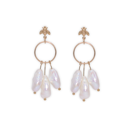 These stunning drop earrings feature a delicate dreamcatcher design, adorned with a bee stud and three luxurious baroque pearls.
