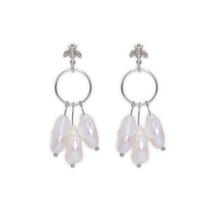 These stunning drop earrings feature a delicate dreamcatcher design, adorned with a bee stud and three luxurious baroque pearls.